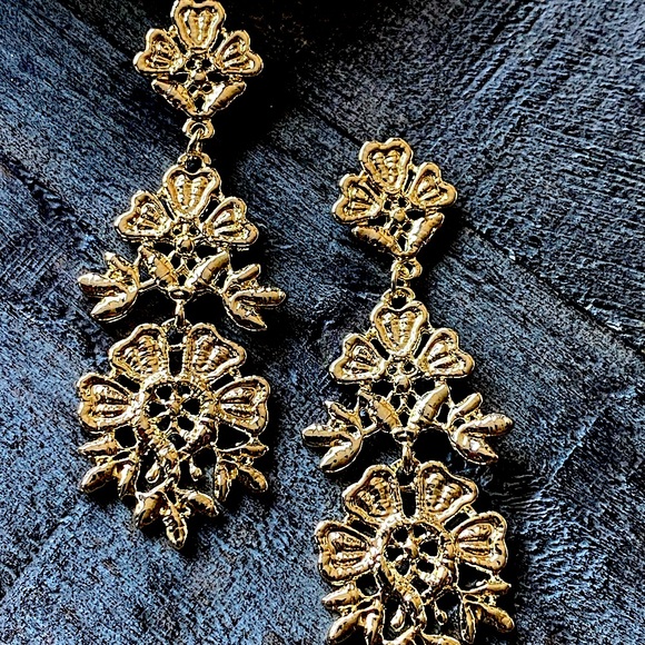 NEW Golden Lace Dangle Earrings - Picture 2 of 8